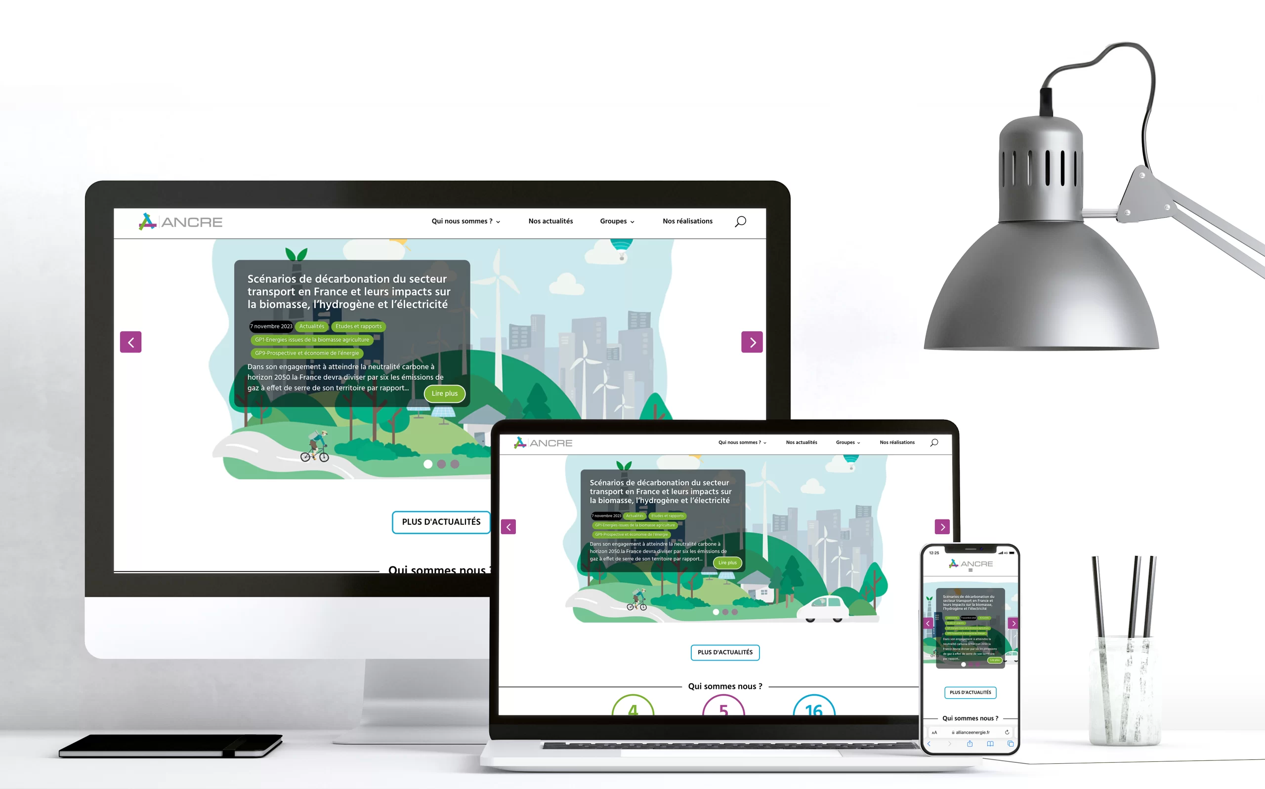 site sur mesure Un luminaire avec en arrière-plan un téléphone mobile, un ordinateur portable et un grand écran d'ordinateur. Les 3 écrans ont la même image et montrent le travail sur la création d'un site internet.